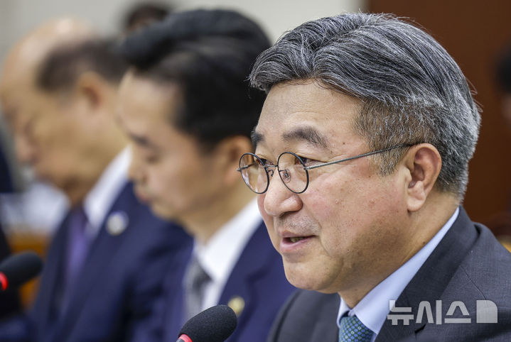 [서울=뉴시스] 정병혁 기자 = 윤호중 행정안전부 장관이 26일 서울 여의도 국회에서 열린 행정안전위원회 종합감사에서 질문에 답하고 있다. 2026.10.26. jhope@newsis.com