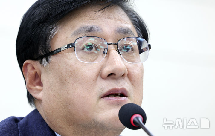 [서울=뉴시스] 최진석 기자 = 김성환 기후에너지환경부 장관이 26일 여의도 국회에서 열린 국회 기후에너지환경노동위원회의 기후에너지환경부, 기상청, 고준위방사성폐기물관리위원회에 대한 종합감사에 출석해 의원 질의에 답변하고 있다. 2026.10.26. myjs@newsis.com