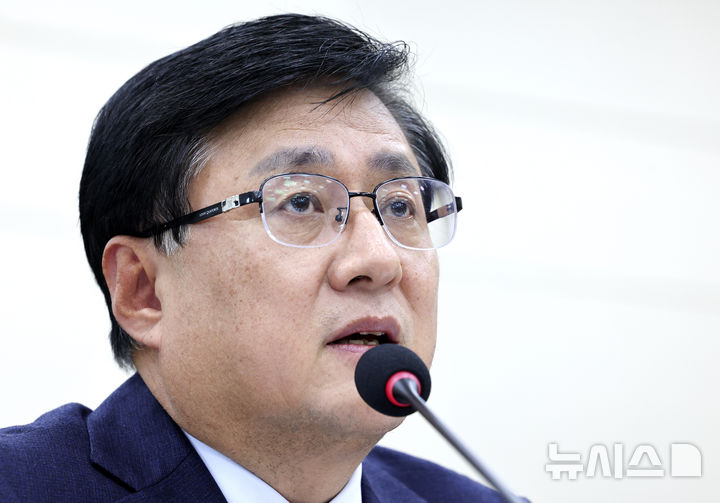 [서울=뉴시스] 최진석 기자 = 김성환 기후에너지환경부 장관이 26일 여의도 국회에서 열린 국회 기후에너지환경노동위원회의 기후에너지환경부, 기상청, 고준위방사성폐기물관리위원회에 대한 종합감사에 출석해 의원 질의에 답변하고 있다. 2026.10.26. myjs@newsis.com
