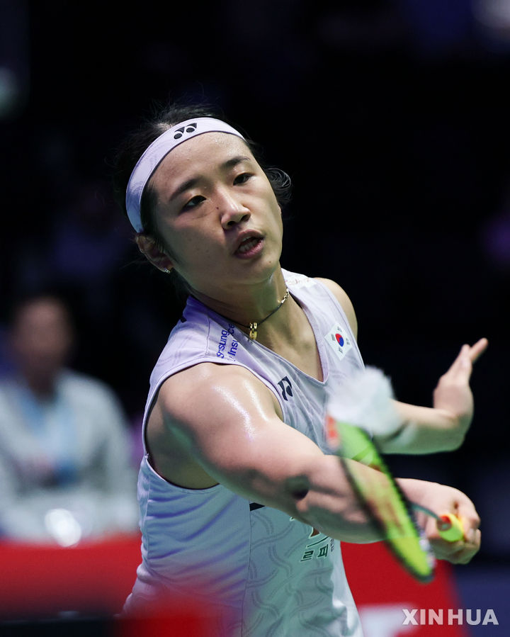 [파리=신화/뉴시스] 안세영이 25일(현지 시간) 프랑스 파리에서 열린 2026 세계배드민턴연맹(BWF) 월드 투어 프랑스오픈(슈퍼750) 여자 단식 결승에서 푸살라 벤카타 신두(인도)와 경기하고 있다. 안세영이 2-1(16-21 21-11 21-12)로 승리하고 대회 3연패를 달성했다. 2026.10.26.