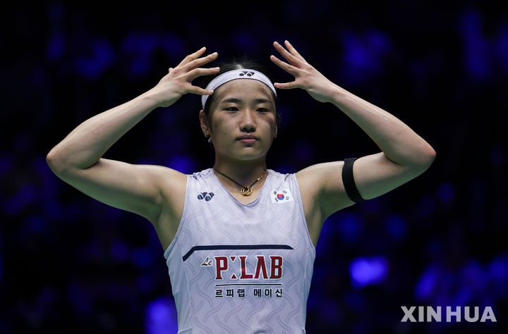 [파리=신화/뉴시스] 안세영이 25일(현지 시간) 프랑스 파리에서 열린 2026 세계배드민턴연맹(BWF) 월드 투어 프랑스오픈(슈퍼750) 여자 단식 결승에서 푸살라 벤카타 신두(인도)를 꺾은 뒤 세리머니하고 있다. 안세영이 2-1(16-21 21-11 21-12)로 승리하고 대회 3연패를 달성했다. 2026.10.26.