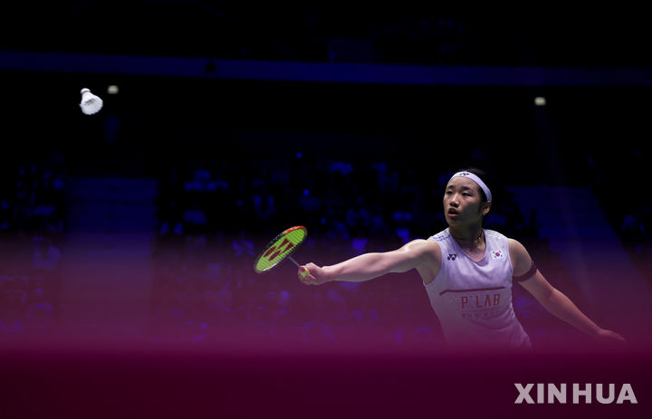 [파리=신화/뉴시스] 안세영이 25일(현지 시간) 프랑스 파리에서 열린 2026 세계배드민턴연맹(BWF) 월드 투어 프랑스오픈(슈퍼750) 여자 단식 결승에서 푸살라 벤카타 신두(인도)와 경기하고 있다. 안세영이 2-1(16-21 21-11 21-12)로 승리하고 대회 3연패를 달성했다. 2026.10.26.