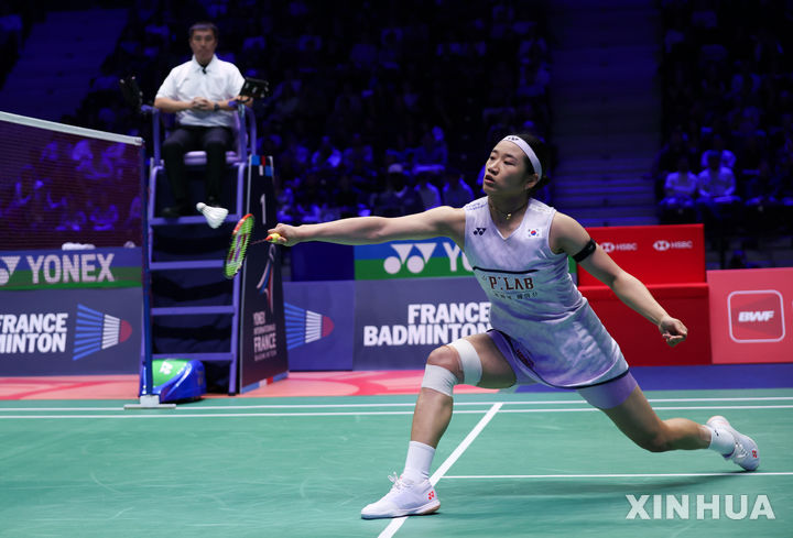 [파리=신화/뉴시스] 안세영이 25일(현지 시간) 프랑스 파리에서 열린 2026 세계배드민턴연맹(BWF) 월드 투어 프랑스오픈(슈퍼750) 여자 단식 결승에서 푸살라 벤카타 신두(인도)와 경기하고 있다. 안세영이 2-1(16-21 21-11 21-12)로 승리하고 대회 3연패를 달성했다. 2026.10.26.