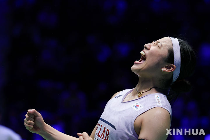[파리=신화/뉴시스] 안세영이 25일(현지 시간) 프랑스 파리에서 열린 2026 세계배드민턴연맹(BWF) 월드투어 프랑스오픈(슈퍼750) 여자 단식 결승에서 푸살라 벤카타 신두(인도)를 꺾은 뒤 환호하고 있다. 안세영이 2-1(16-21 21-11 21-12)로 승리하고 대회 3연패를 달성했다. 2026.10.26.
