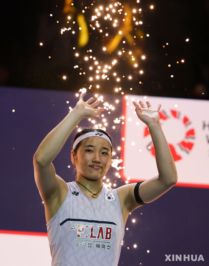 [파리=신화/뉴시스] 안세영이 25일(현지 시간) 프랑스 파리에서 열린 2026 세계배드민턴연맹(BWF) 월드투어 프랑스오픈(슈퍼750) 여자 단식 정상에 올라 시상대에서 포즈를 취하고 있다. 안세영이 결승에서 푸살라 벤카타 신두(인도)를 2-1(16-21 21-11 21-12)로 꺾고 대회 3연패를 달성했다. 2026.10.26.