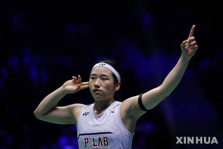 [파리=신화/뉴시스] 안세영이 25일(현지 시간) 프랑스 파리에서 열린 2026 세계배드민턴연맹(BWF) 월드 투어 프랑스오픈(슈퍼750) 여자 단식 결승에서 푸살라 벤카타 신두(인도)를 꺾은 뒤 세리머니하고 있다. 안세영이 2-1(16-21 21-11 21-12)로 승리하고 대회 3연패를 달성했다. 2026.10.26.