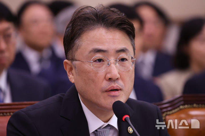 [서울=뉴시스] 김근수 기자 = 이진수 법무부 장관 직무대행이 26일 서울 여의도 국회 법제사법위원회(법무부 등) 종합 국정감사에 질의에 답하고 있다. 2026.10.26. ks@newsis.com