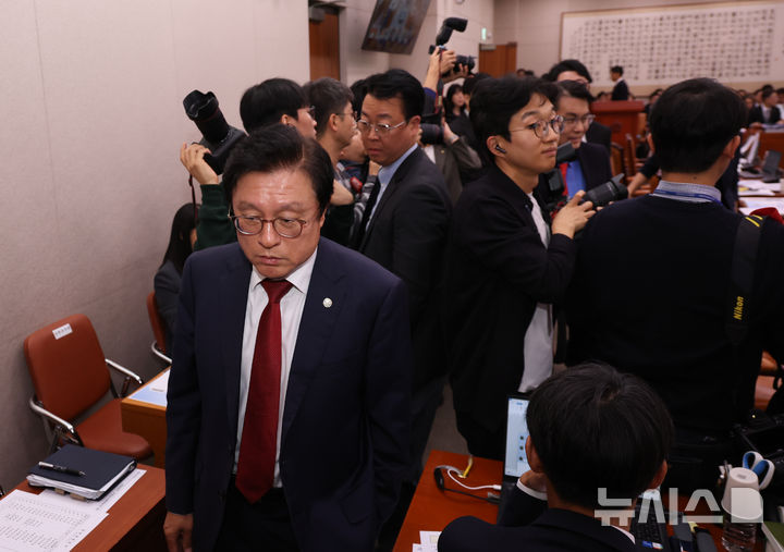 [서울=뉴시스] 김근수 기자 = 국민의힘 의원들이 26일 서울 여의도 국회 법제사법위원회(법무부 등) 종합 국정감사에서 서영교 법사위원장이 감사중지를 선언하자 빠져나가고 있다. 2026.10.26. ks@newsis.com