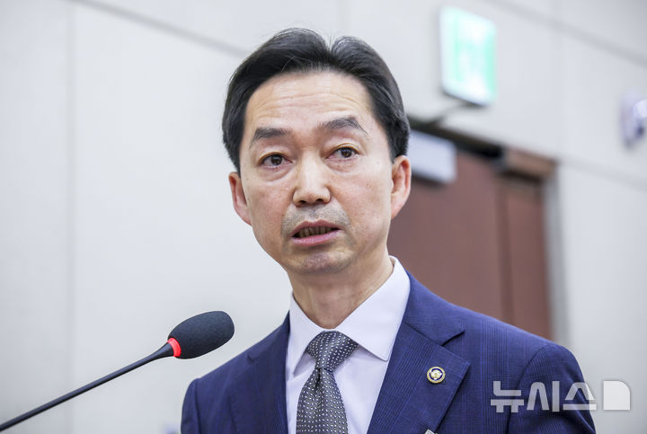 [서울=뉴시스] 정병혁 기자 = 김지용 중대범죄수사청장이 26일 서울 여의도 국회에서 열린 행정안전위원회 종합감사에서 업무보고를 하고 있다. 2026.10.26. jhope@newsis.co