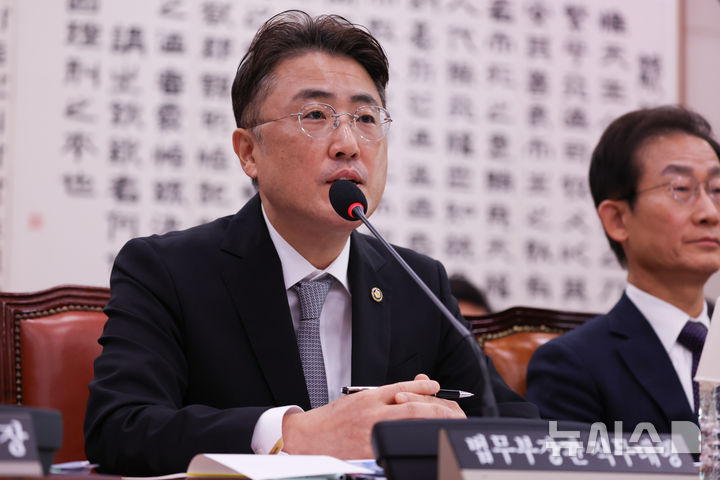 [서울=뉴시스] 김근수 기자 = 이진수 법무부 장관 직무대행이 26일 서울 여의도 국회 법제사법위원회(법무부 등) 종합 국정감사에 질의에 답하고 있다. 2026.10.26. ks@newsis.com