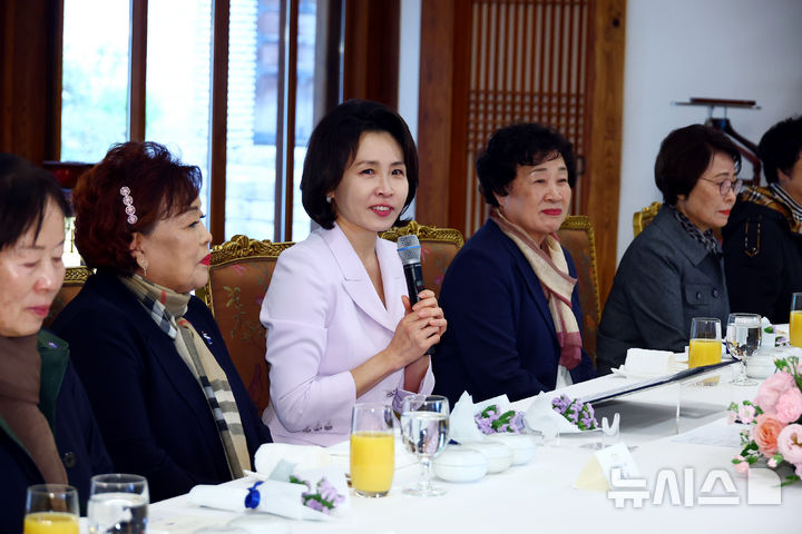 [서울=뉴시스] 조성봉 기자 = 김혜경 여사가 26일 청와대 상춘재에서 열린 오월어머니집 전·현직 임원 초청 오찬 간담회에서 인사말을 하고 있다. (청와대통신사진기자단) 2026.10.26. suncho21@newsis.com