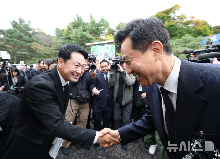 [서울=뉴시스] 김명년 기자 = 장동혁(왼쪽) 국민의힘 대포와 오세훈 서울시장이 26일 오전 서울 동작구 국립서울현충원 박정희 대통령 묘소에서 열린 박 전 대통령 서거 제47주기 추모식에서 인사를 나누고 있다. 2026.10.26. kmn@newsis.com