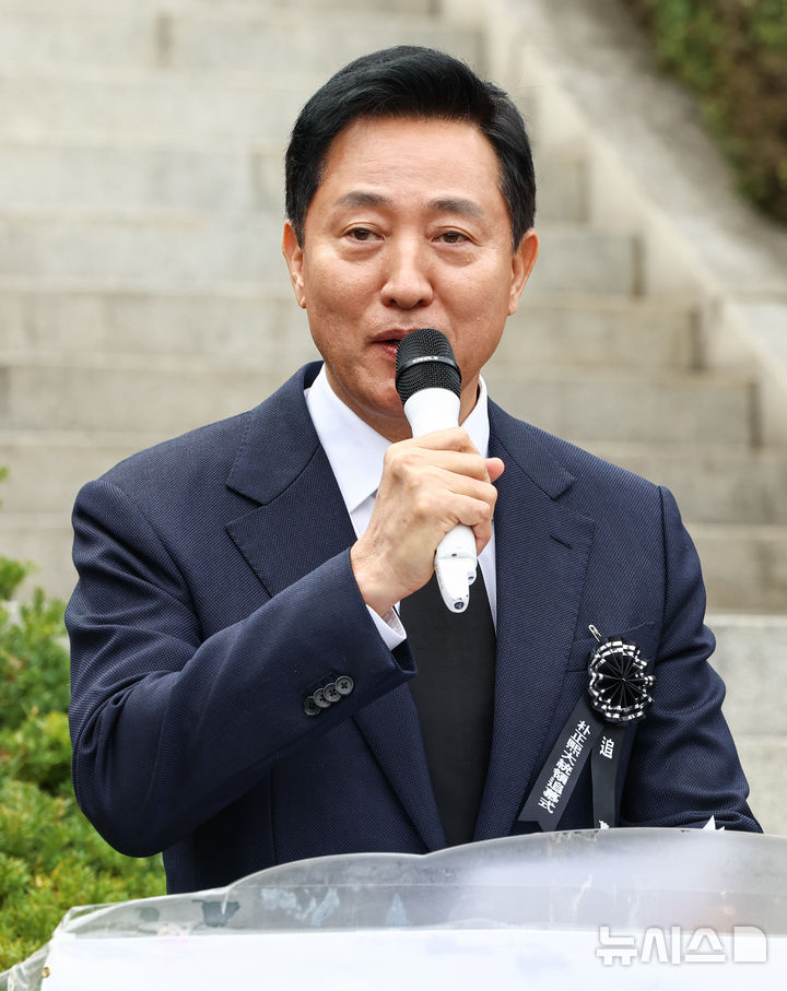 [서울=뉴시스] 김명년 기자 = 오세훈 서울시장이 26일 서울 동작구 국립서울현충원에서 열린 박정희 대통령 서거 47주년 추모식에 참석해 추모사를 하고 있다.(공동취재) 2026.10.26. photo@newsis.com