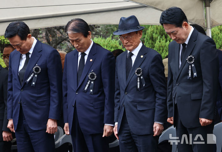 [서울=뉴시스] 김명년 기자 = 장동혁 국민의힘 대표(오른쪽 첫번째)와 오세훈 서울시장(왼쪽 첫번째)이 26일 서울 동작구 국립서울현충원에서 열린 박정희 대통령 서거 47주년 추모식에 참석해 묵념을 하고 있다.(공동취재) 2026.10.26. photo@newsis.com