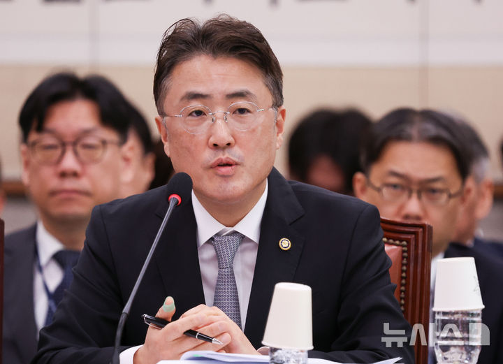 [서울=뉴시스] 김근수 기자 = 이진수 법무부 장관 직무대행이 26일 서울 여의도 국회 법제사법위원회(법무부 등) 종합 국정감사에서 질의에 답하고 있다. 2026.10.26. ks@newsis.com