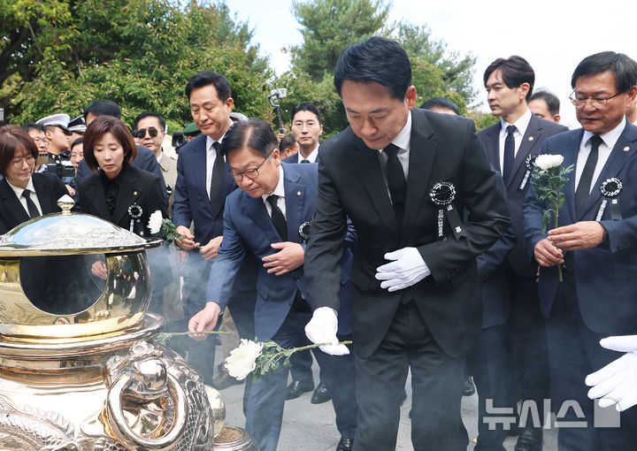 [서울=뉴시스] 김명년 기자 = 국민의힘 장동혁 대표와 정점식 원내대표를 비롯한 당 지도부와 오세훈 서울시장이 26일 서울 동작구 국립서울현충원에서 열린 박정희 전 대통령 서거 제47주기 추모식에서 헌화를 하고 있다. (공동취재) 2026.10.26. photo@newsis.com