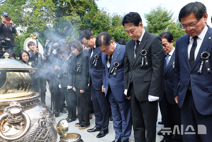 [서울=뉴시스] 김명년 기자 = 국민의힘 장동혁 대표와 정점식 원내대표를 비롯한 당 지도부와 오세훈 서울시장이 26일 서울 동작구 국립서울현충원에서 열린 박정희 전 대통령 서거 제47주기 추모식에서 헌화 후 묵념하고 있다. (공동취재) 2026.10.26. photo@newsis.com