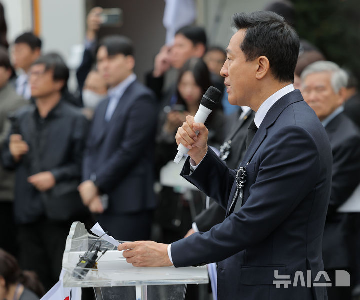 [서울=뉴시스] 김명년 기자 = 오세훈 서울시장이 26일 서울 동작구 국립서울현충원에서 열린 박정희 대통령 서거 47주년 추모식에 참석해 추모사를 하고 있다.(공동취재) 2026.10.26. photo@newsis.com