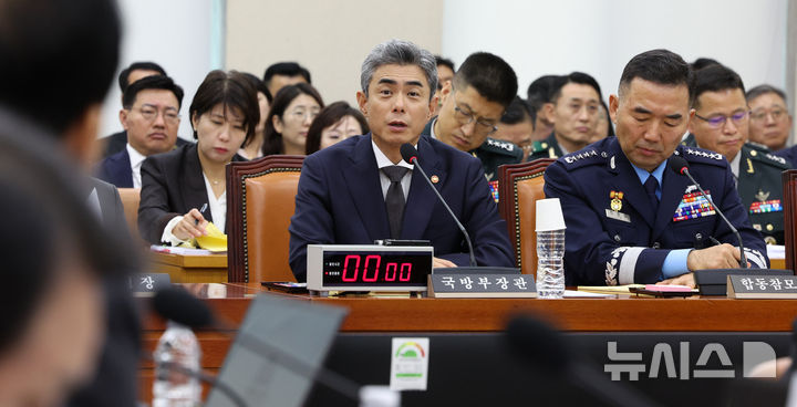 [서울=뉴시스] 고범준 기자 = 강신철 국방부 장관이 26일 서울 여의도 국회에서 열린 국방위원회 국방부 등에 대한 종합 국정감사에서 의원 질의에 답변하고 있다. 2026.10.26. bjko@newsis.com
