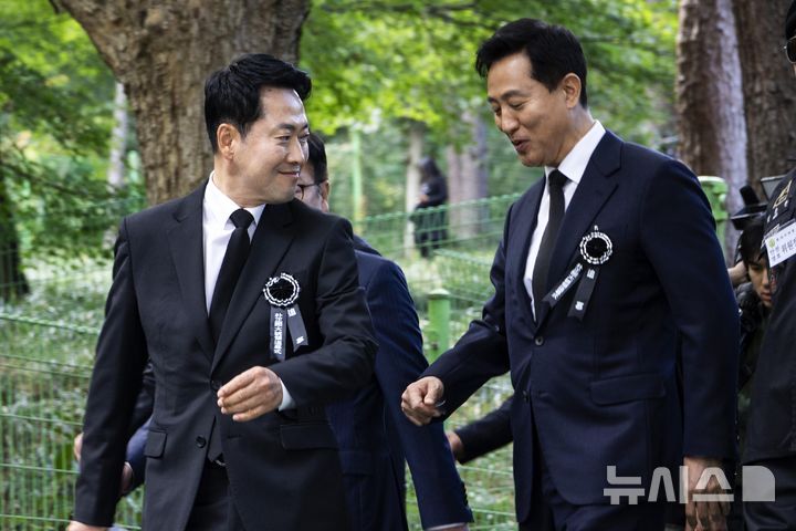 [서울=뉴시스] 김명년 기자 = 장동혁 국민의힘 대표와 오세훈 서울시장이 26일 서울 동작구 국립서울현충원에서 열린 박정희 전 대통령 서거 47주기 추모식에 참석해 박 전 대통령 묘소에 분향 후 이동하고 있다. (공동취재) 2026.10.26. photo@newsis.com