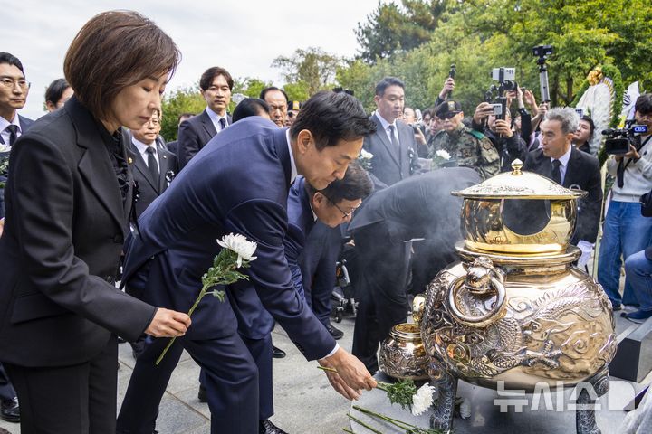 [서울=뉴시스] 김명년 기자 = 국민의힘 장동혁 대표와 정점식 원내대표를 비롯한 당 지도부와 오세훈 서울시장이 26일 서울 동작구 국립서울현충원에서 열린 박정희 전 대통령 서거 제47주기 추모식에서 헌화하고 있다. (공동취재) 2026.10.26.