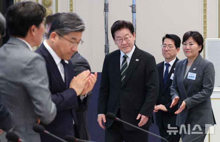 [서울=뉴시스] 김진아 기자 = 이재명 대통령이 26일 청와대 영빈관에서 열린 '농어민과의 대화'에 입장하고 있다. 2026.10.26. bluesoda@newsis.com
