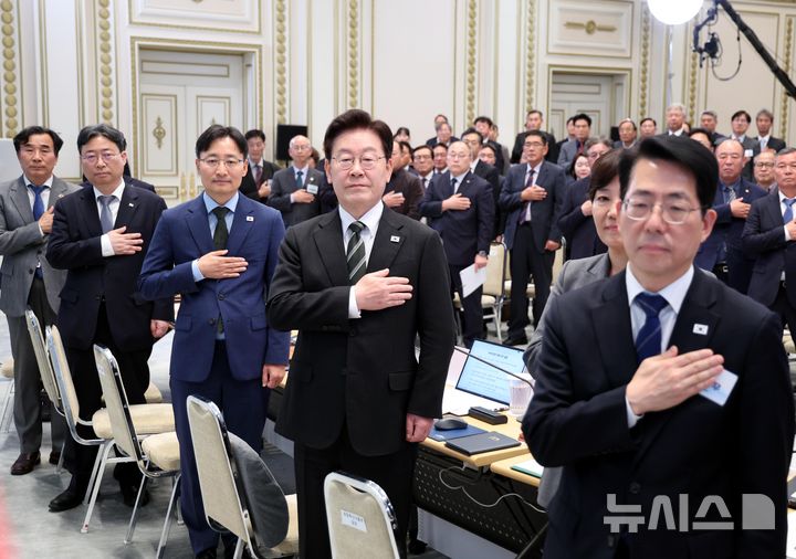 [서울=뉴시스] 김진아 기자 = 이재명 대통령이 26일 청와대 영빈관에서 열린 '농어민과의 대화'에서 국민의례를 하고 있다. 2026.10.26. bluesoda@newsis.com