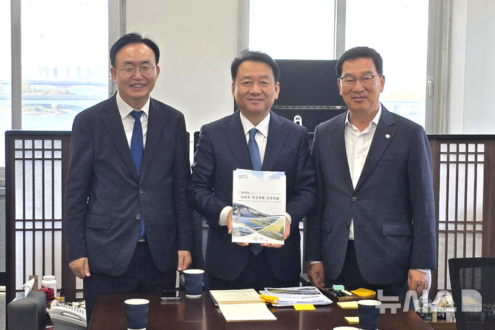 [서울=뉴시스] 윤병태 나주시장(왼쪽)은 신정훈 국회의원(오른쪽)과 함께 이광재 국회 예산결산특별위원장(가운데)을 만나 핵심사업들에 대한 국비 지원을 요청했다. (사진=나주시 제공) photo@newsis.com *재판매 및 DB 금지