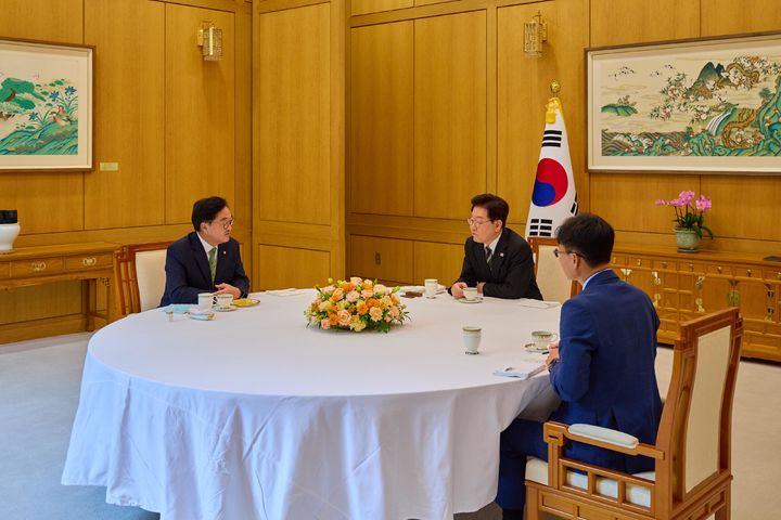 [서울=뉴시스] 조성봉 기자= 이재명 대통령이 26일 청와대에서 우원식 전 국회의장과 오찬을 하고 있다. (사진=청와대 제공) 2026.10.26. photo@newsis.com *재판매 및 DB 금지