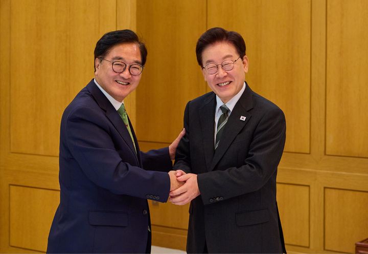 [서울=뉴시스] 조성봉 기자= 이재명 대통령이 26일 청와대에서 우원식 전 국회의장과 오찬에 앞서 악수를 하고 있다. (사진=청와대 제공) 2026.10.26. photo@newsis.com *재판매 및 DB 금지