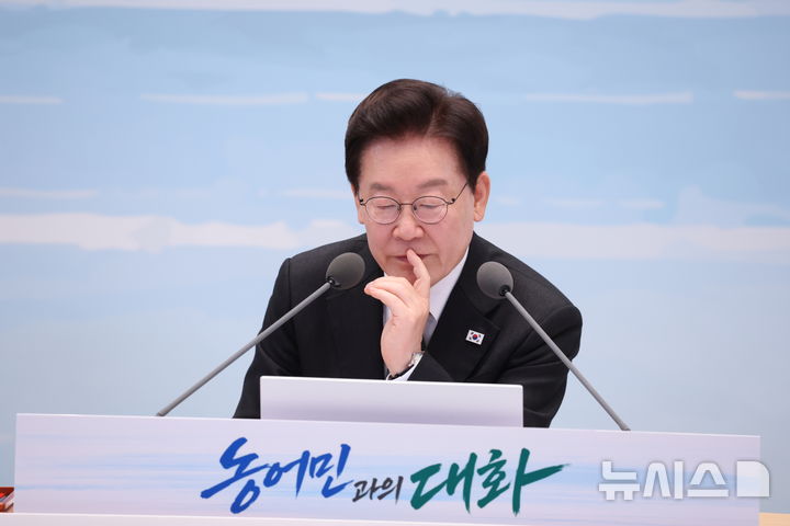 [서울=뉴시스] 김진아 기자 = 이재명 대통령이 26일 청와대 영빈관에서 열린 '농어민과의 대화'에서 자료를 살펴보고 있다. 2026.10.26. bluesoda@newsis.com