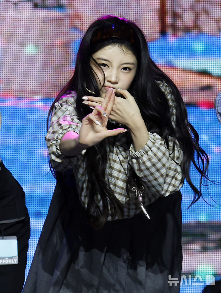 [서울=뉴시스] 김혜진 기자 = 그룹 아일릿이 26일 서울 용산구 블루스퀘어에서 열린 다섯 번째 미니앨범 '브레이크 이븐(BREAK EVEN)' 발매 기념 쇼케이스에서 무대를 선보이고 있다. 2026.10.26. jini@newsis.com