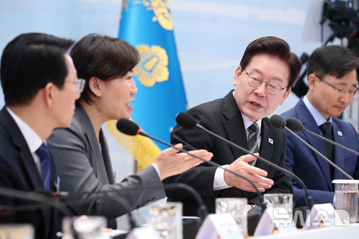 [서울=뉴시스] 김진아 기자 = 이재명 대통령이 26일 청와대 영빈관에서 열린 '농어민과의 대화'에서 송미령 농림축산식품부 장관과 대화를 하고 있다. 2026.10.26. bluesoda@newsis.com