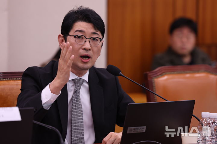 [서울=뉴시스] 김근수 기자 = 주진우 국민의힘 의원이 26일 서울 여의도 국회에서 열린 법제사법위원회(법무부 등) 종합 국정감사에서 김혜경 여사 골프 의혹 관련 영상 공개가 거절되자 항의하고 있다. 2026.10.26. ks@newsis.com