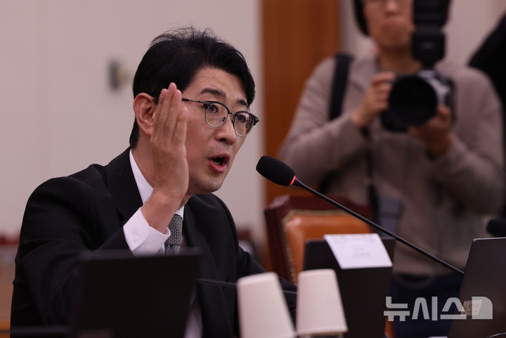 [서울=뉴시스] 김근수 기자 = 주진우 국민의힘 의원이 26일 서울 여의도 국회에서 열린 법제사법위원회(법무부 등) 종합 국정감사에서 김혜경 여사 골프 의혹 관련 영상 공개가 거절되자 항의하고 있다. 2026.10.26. ks@newsis.com