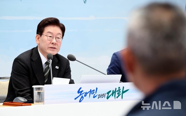 [서울=뉴시스] 김진아 기자 = 이재명 대통령이 26일 청와대 영빈관에서 열린 '농어민과의 대화'에서 윤일권 전국농민회총연맹 의장의 발언에 대해 답변을 하고 있다. 2026.10.26. bluesoda@newsis.com