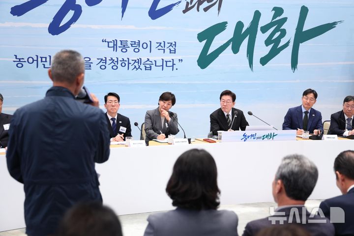 [서울=뉴시스] 김진아 기자 = 이재명 대통령이 26일 청와대 영빈관에서 열린 '농어민과의 대화'에서 윤일권 전국농민회총연맹 의장의 발언을 경청하고 있다. 2026.10.26. bluesoda@newsis.com