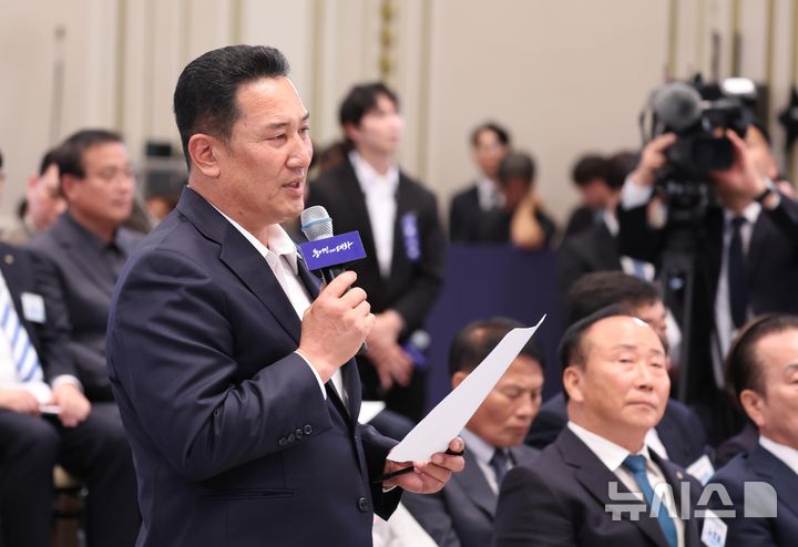 [서울=뉴시스] 김진아 기자 = 이태용 한국수산업경영인중앙연합회장이 26일 청와대 영빈관에서 열린 '농어민과의 대화'에서 발언을 하고 있다. 2026.10.26. bluesoda@newsis.com