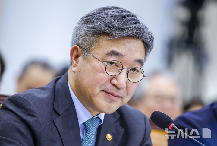 [서울=뉴시스] 정병혁 기자 = 윤호중 행정안전부 장관이 26일 서울 여의도 국회에서 열린 행정안전위원회 종합감사에서 질문을 듣고 있다. 2026.10.26. jhope@newsis.com