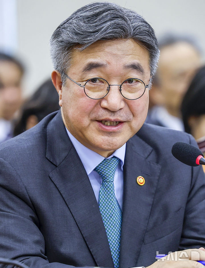 [서울=뉴시스] 정병혁 기자 = 윤호중 행정안전부 장관이 26일 서울 여의도 국회에서 열린 행정안전위원회 종합감사에서 질문에 답하고 있다. 2026.10.26. jhope@newsis.co