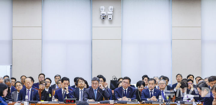 [서울=뉴시스] 정병혁 기자 = 26일 서울 여의도 국회에서 열린 행정안전위원회 종합감사에 윤호중 행정안전부 장관 등 피감기관 증인들이 자리에 앉아 있다. 2026.10.26. jhope@newsis.com