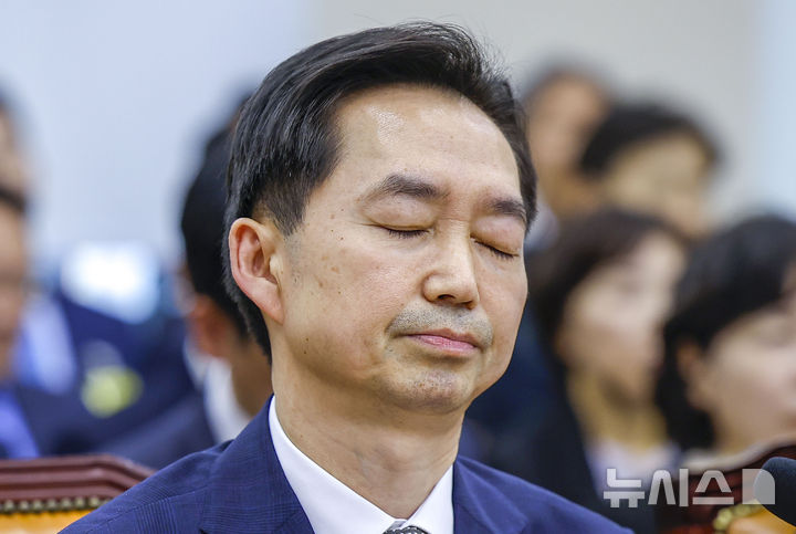[서울=뉴시스] 정병혁 기자 = 김지용 중대범죄수사청장이 26일 서울 여의도 국회에서 열린 행정안전위원회 종합감사에서 눈을 감고 있다. 2026.10.26. jhope@newsis.co