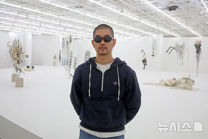 [서울=뉴시스] 박진희 기자 = 아트선재센터는 26일 서울 종로구 아트선재센터 스페이스1에서 '최하늘: 이갈이'를 개최한다. 이번 전시는 의식의 통제를 벗어나 움직이는 몸에 주목한다. 이번 전시에서 최하늘은 천장에 매달린 '죽는 중'(2024, 2025년 재구성) 한 점과 함께, 의식과 신체의 불일치를 움직임으로 구현한 키네틱 버전의 '죽는 중' 세 점을 처음으로 선보인다. 2026.10.26. pak7130@newsis.com