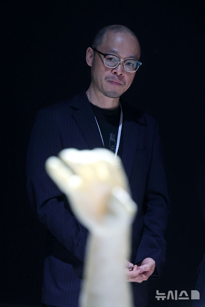 [서울=뉴시스] 박진희 기자 = 아트선재센터는 26일 서울 종로구 아트선재센터 스페이스2에서 일본 작가 고이즈미 메이로(사진)의 국내 첫 미술관 개인전 '고이즈미 메이로: 불, 어느 아카이브' 기자간담회를 갖고 작품 '비의(秘儀)'를 선보이고 있다. 이번 전시를 위해 한국에서 제작한 '비의(秘儀)'(2026)는 자동차 엔진과 신체 일부를 본뜬 레진을 결합한 조각이다. 2026.10.26. pak7130@newsis.com