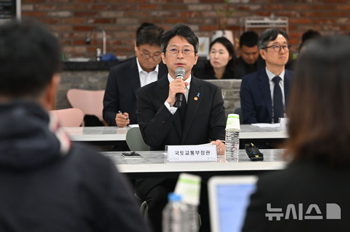 [무안=뉴시스] 이영주 기자 = 홍지선 국토교통부 장관이 26일 오후 전남광주 무안국제공항에서 12·29 무안공항 제주항공 여객기 참사 유가족 협의회와의 간담회에 참석해 모두발언하고 있다. 2026.10.26. leeyj2578@newsis.com