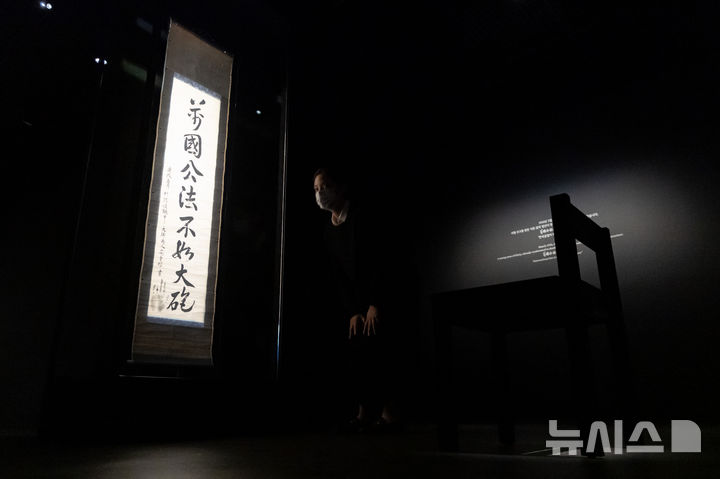 [서울=뉴시스] 황준선 기자 = 26일 서울 종로구 국립고궁박물관에서 열린 '독대 : 안중근이 남긴 여덟 글자' 전시 개막식에서 독립운동가 안중근 의사의 유묵 '만국공법불여대포(萬國公法不如大砲)'가 전시돼 있다. 안 의사가 순국을 앞둔 1910년 3월 뤼순 감옥에서 남긴 '국제법이 대포만 못하다'는 뜻의 이 유묵은 당시 국제법이 강대국 논리에 좌우돼 약소국의 주권을 보호하지 못하는 현실을 지적하고 있다. 2026.10.26. hwang@newsis.com