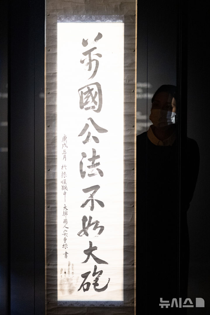 [서울=뉴시스] 황준선 기자 = 26일 서울 종로구 국립고궁박물관에서 열린 '독대 : 안중근이 남긴 여덟 글자' 전시 개막식에서 독립운동가 안중근 의사의 유묵 '만국공법불여대포(萬國公法不如大砲)'가 전시돼 있다. 안 의사가 순국을 앞둔 1910년 3월 뤼순 감옥에서 남긴 '국제법이 대포만 못하다'는 뜻의 이 유묵은 당시 국제법이 강대국 논리에 좌우돼 약소국의 주권을 보호하지 못하는 현실을 지적하고 있다. 2026.10.26. hwang@newsis.com