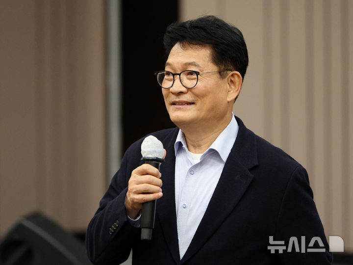 [서울=뉴시스] 고범준 기자 = 송영길 더불어민주당 의원이 지난 26일 서울 여의도 국회박물관에서 열린 빛의 혁명길, K-민주주의 세계화의 길을 묻다에서 축사를 하고 있다. 2026.10.26. bjko@newsis.com