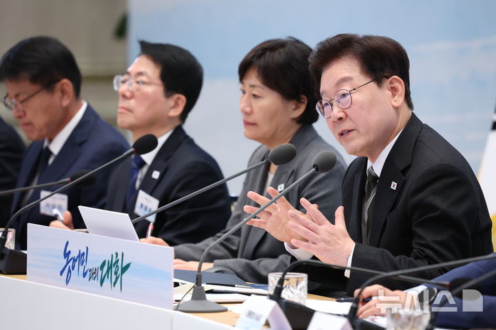 [서울=뉴시스] 김진아 기자 = 이재명 대통령이 26일 청와대 영빈관에서 열린 '농어민과의 대화'에서 발언을 하고 있다. 2026.10.26. bluesoda@newsis.com