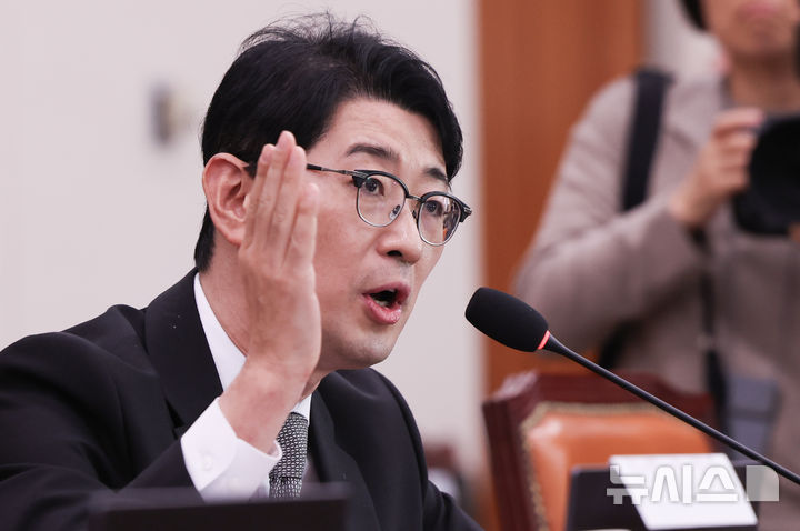 [서울=뉴시스] 김근수 기자 = 주진우 국민의힘 의원이 26일 서울 여의도 국회 법제사법위원회(법무부 등) 종합 국정감사에서 김혜경 여사 골프 의혹 관련해 영상 재생이 거절되자 항의하고 있다. 2026.10.26. ks@newsis.com